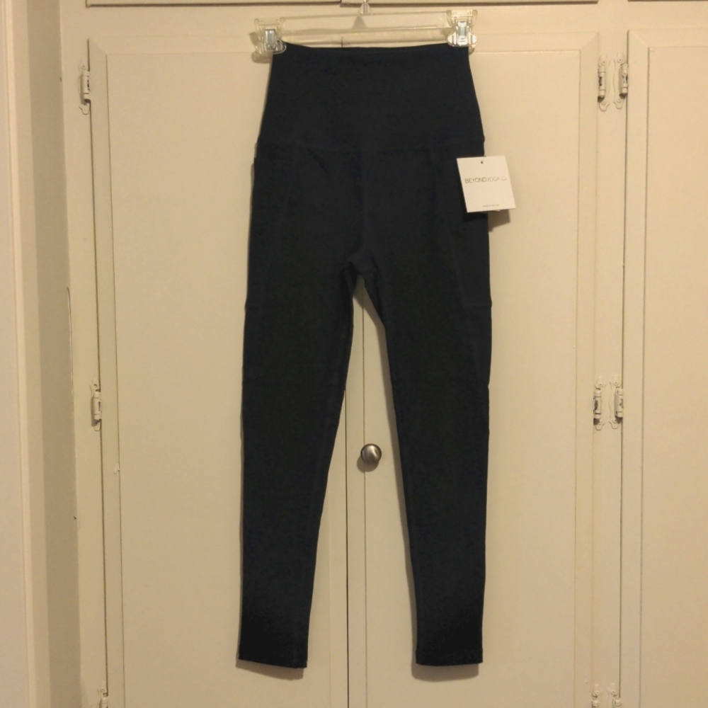 NWT Beyond Yoga high waisted Navy leggings with pockets